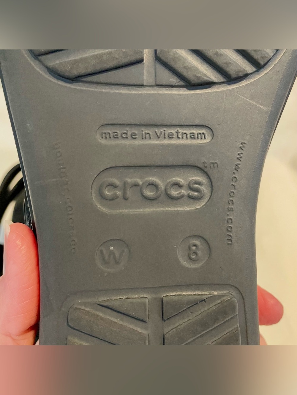 CROCS Sanrah Wedge - Silver Ring/Comfort/Flip~Flop - Women’s Sz 8 - Black/Silver - Picture 9 of 10